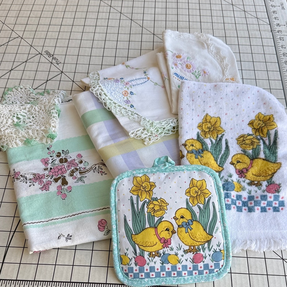 Vintage Spring Kitchen Linens Lot, 2 tablecloths, 2 table runners - Picture 2 of 16